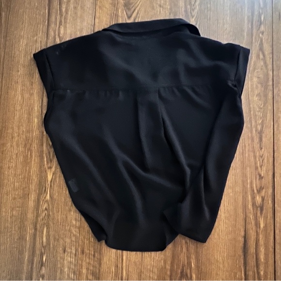 Pistola 
Medium 
Black
Short sleeve 
Button Down 
Crop
Blouse - Picture 3 of 9